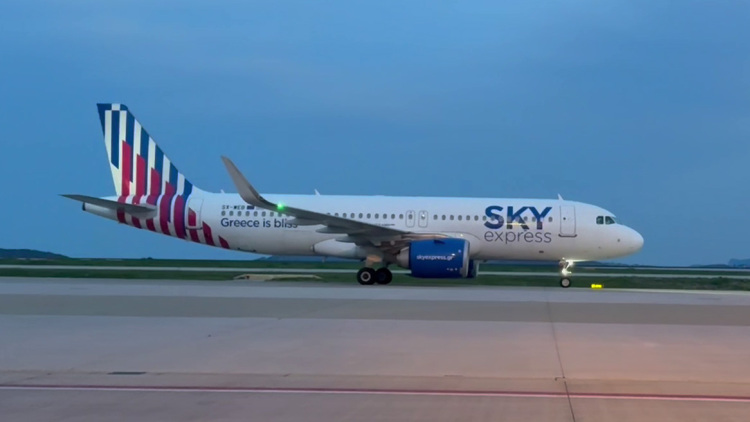 Επαναπατρίστηκαν 87 Ελλήνες πολίτες από το Ομάν στην Αθήνα με ειδική πτήση της SKY express
