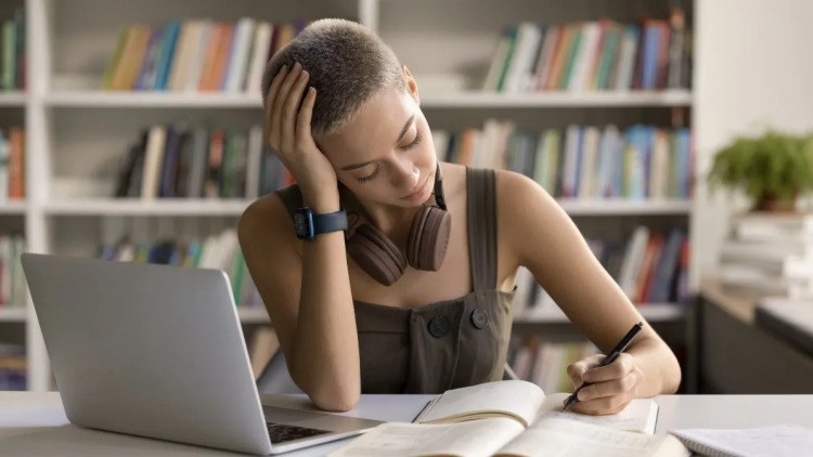 Καρκίνος μαστού: Διατρέχουν μεγαλύτερο κίνδυνο οι αριστερόχειρες; Ένας καθηγητής απαντά
