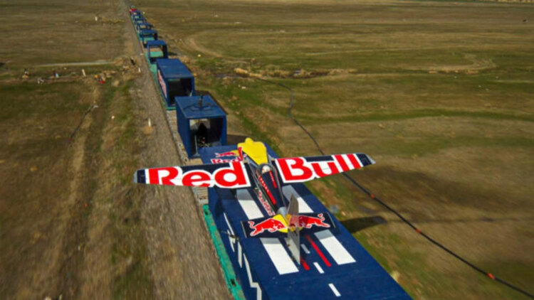 Ιταλός πιλότος προσγείωσε αεροπλάνο σε κινούμενο, με 120 χλμ/ώρα, τρένο και έγραψε ιστορία (vid)