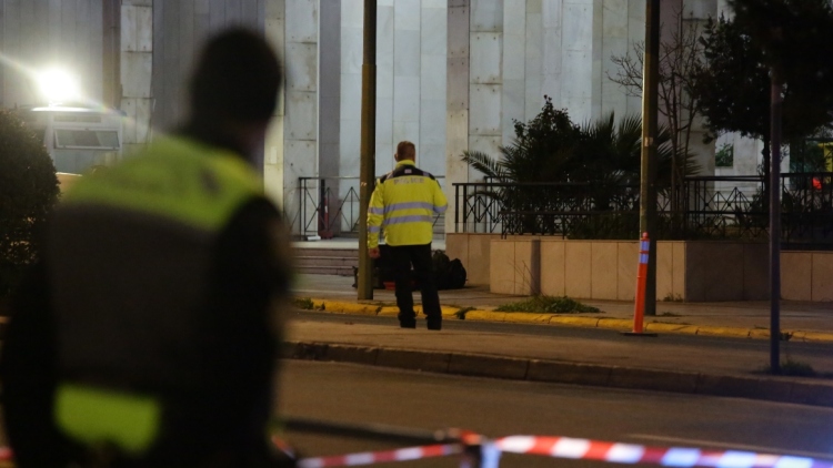 Μπαινόβγαινε στη φυλακή ο Σουδανός που απειλούσε να ανατιναχθεί στη ΓΑΔΑ: Είπε ότι βρήκε τις χειροβομβίδες σε τάπερ σε άλσος στην Ακρόπολη