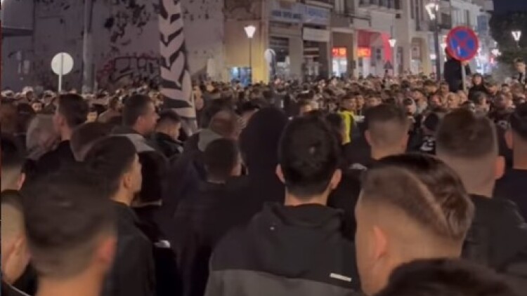 Ντελίριο ενθουσιασμού στο κέντρο της Καλαμάτας για την ιστορική άνοδο της «Μαύρης Θύελλας», δείτε βίντεο 