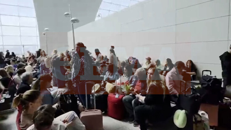 Κοσμοσυρροή στο αεροδρόμιο του Ντουμπάι: Χιλιάδες επιβάτες εγκλωβισμένοι μετά την αναστολή πτήσεων, δείτε βίντεο