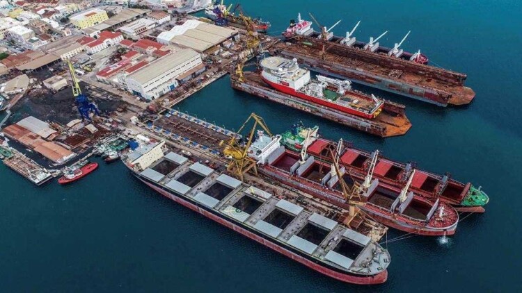 Πυρκαγιά σε τρία σκάφη στο νεώρειο της χερσαίας ζώνης του λιμένα Σύρου