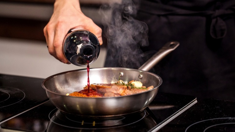 Ρεντουξιόν: Τι σημαίνει στη μαγειρική και πώς συμπυκνώνει τη γεύση