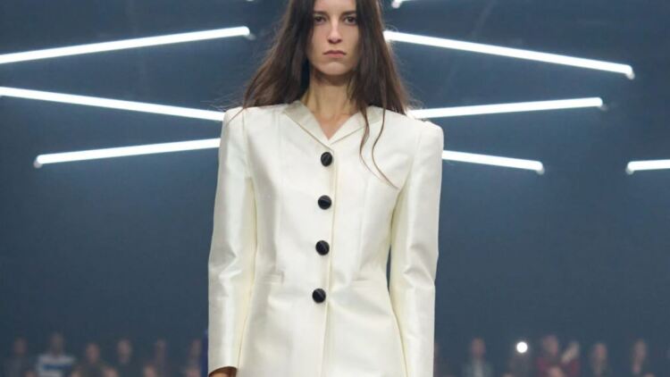 Σατέν παντελόνι: Πώς να φορέσετε την τάση 
