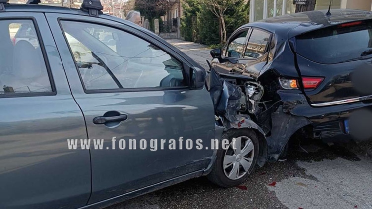 Τροχαίο στη Λαμία: Αυτοκίνητο εξετράπη της πορείας του και έπεσε σε σταθμευμένο ΙΧ, δείτε εικόνες