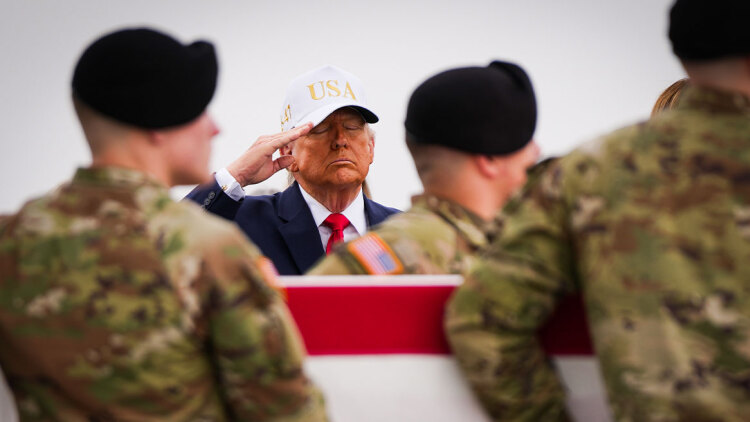 Ο Τραμπ υποδέχθηκε τις σορούς των Αμερικανών στρατιωτών που σκοτώθηκαν στη Μέση Ανατολή