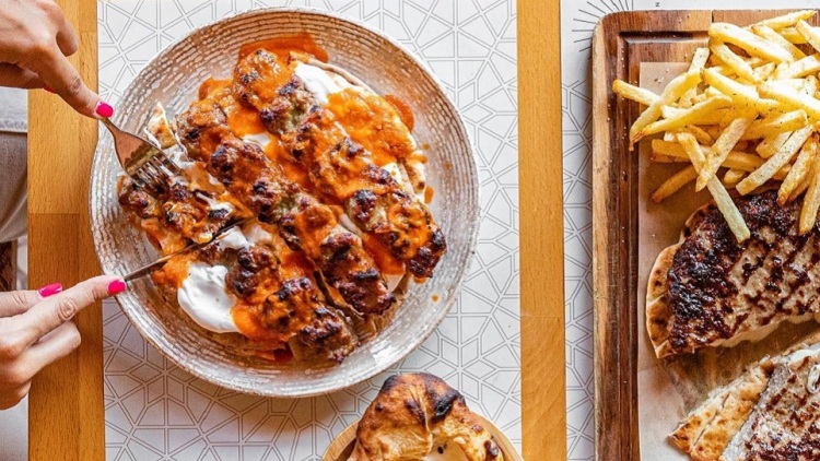 Vosporos: Για υπερμεγέθη πεϊνιρλί, πικάντικη μουχαμάρα και αφράτα κεμπάπ στο Μικρολίμανο