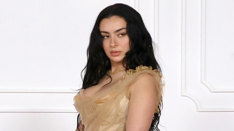Η Charli XCX θέλει να παρατηρήσει τη μουσική για χάρη της υποκριτικής: «Τι άλλο μένει να κάνω;» αναρωτήθηκε