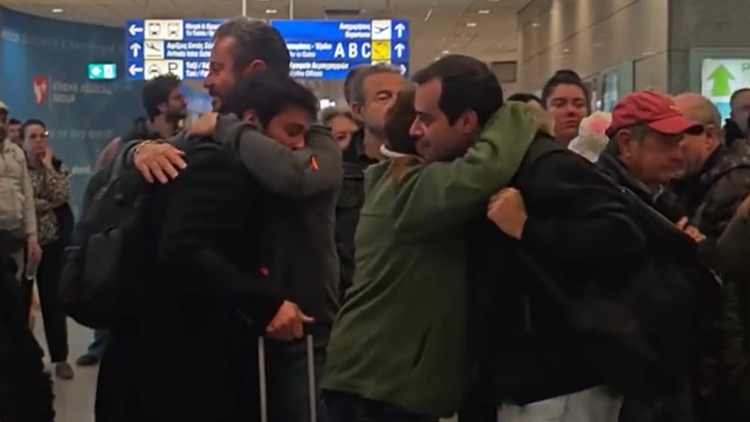 Συγκίνηση στο «Ελ. Βενιζέλος» με την άφιξη των Ελλήνων από το Ντουμπάι: Δεν είναι εύκολο να ακούς βομβαρδισμούς