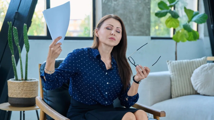 Κάθε γυναίκα πρέπει να περνάει στην εμμηνόπαυση με αξιοπρέπεια, ασφάλεια και σιγουριά
