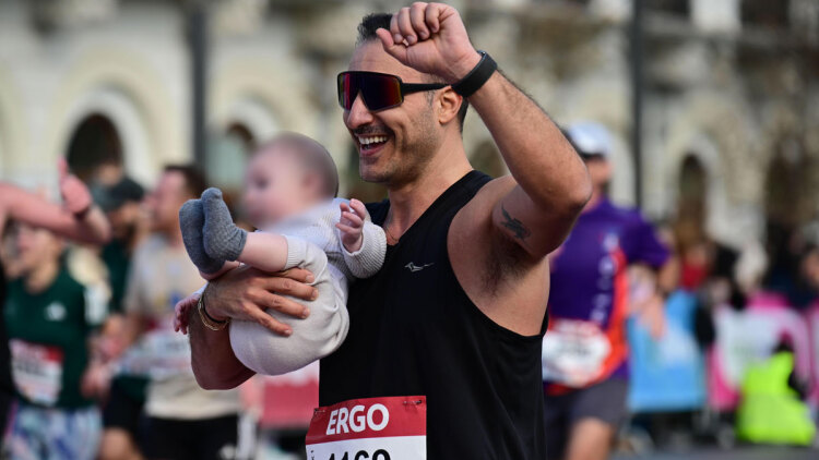 Διαγωνιζόμενος έτρεξε με μωρό στην αγκαλιά, άλλος μαζί με τον σκύλο του, δείτε όσα έγιναν στον Ημιμαραθώνιο της Αθήνας