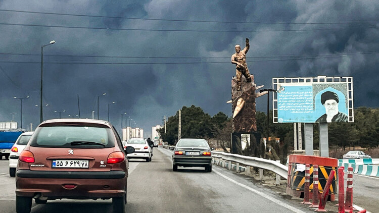 Ιρανική επίθεση με πυραύλους και drones στα Εμιράτα - Μαύρος καπνός «πνίγει» την Τεχεράνη μετά τα χτυπήματα των IDF σε πετρελαϊκές εγκαταστάσεις