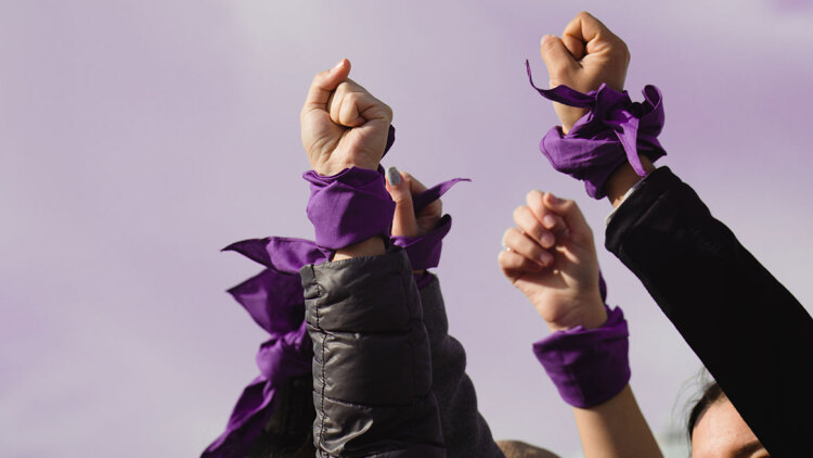 Γιατί η μωβ κορδέλα είναι το σύμβολο της Παγκόσμιας Ημέρας της Γυναίκας
