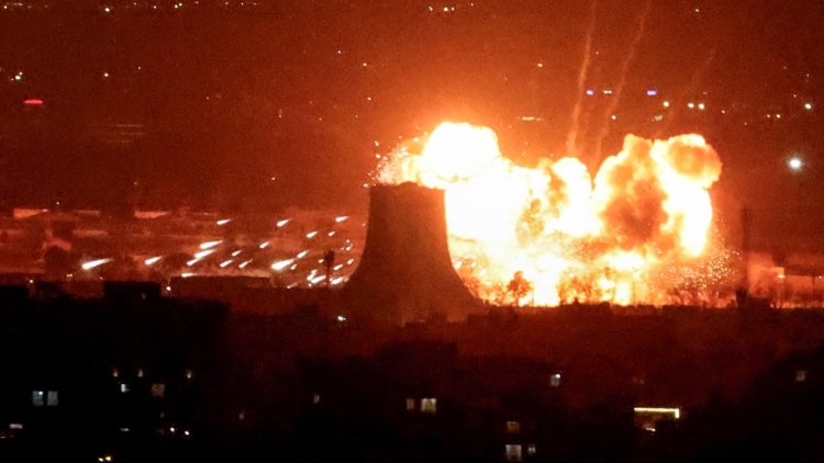 Το Ισραήλ χτυπά τις πετρελαϊκές εγκαταστάσεις της Τεχεράνης και τον Λίβανο, τέσσερις νεκροί στη Βηρυτό - Πόλεμο 6 μηνών λέει ότι μπορεί ν’ αντέξει το Ιράν
