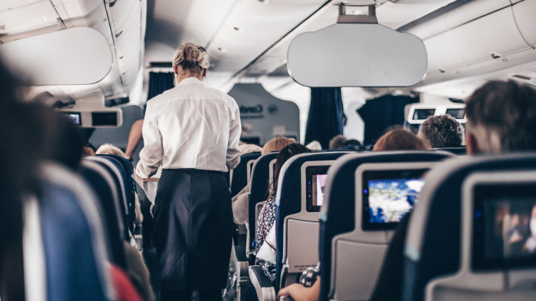 «Mile High Club»: Αεροσυνοδός εξηγεί πως αντιμετωπίζονται οι επιβάτες αεροπλάνου με ερωτικές διαθέσεις στα 30.000 πόδια
