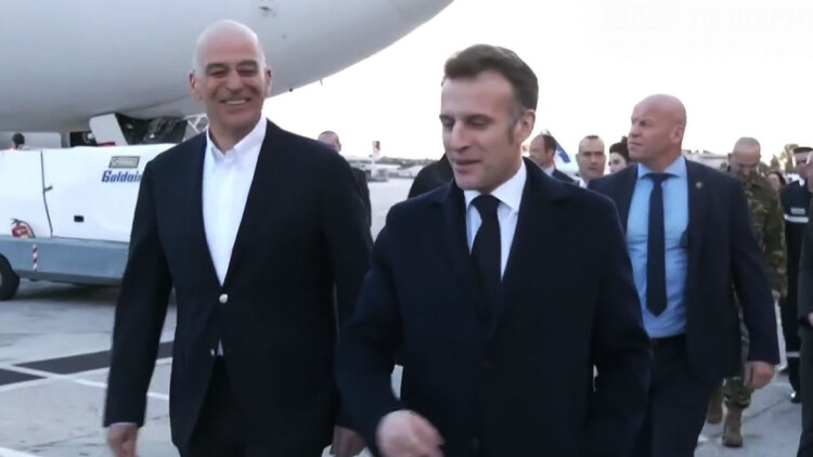 Στη Σούδα ο Μακρόν, τον υποδέχθηκε ο Δένδιας