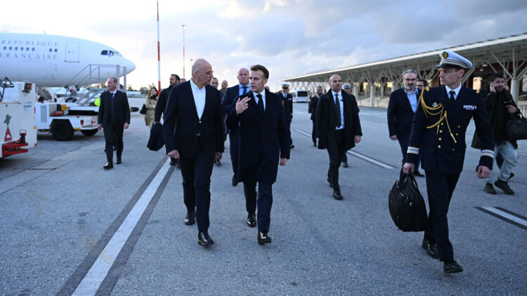 Στη Σούδα ο Μακρόν, τον υποδέχθηκε ο Δένδιας