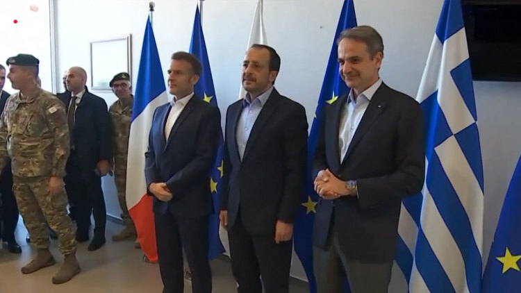 Σε εξέλιξη η τριμερής συνάντηση Μητσοτάκη, Μακρόν και Χριστοδουλίδη στην Κύπρο