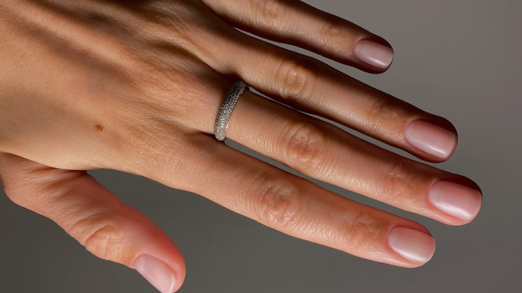 Blurred Nails: Το minimal μανικιούρ που θα βλέπουμε παντού το 2026
