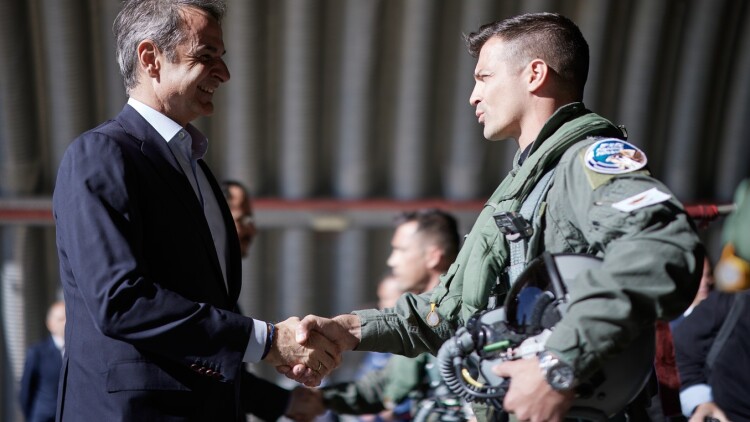 Ο Κυριάκος Μητσοτάκης συνάντησε τους πιλότους των ελληνικών F-16 στην Κύπρο, δείτε φωτογραφίες