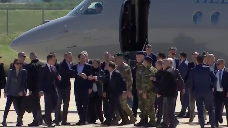 Στην Κύπρο ο Μητσοτάκης για συνάντηση με Χριστοδουλίδη, σε λίγο η άφιξη Μακρόν