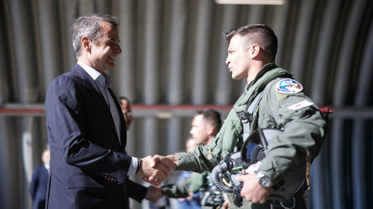 Ο Κυριάκος Μητσοτάκης συνάντησε τους πιλότους των ελληνικών F-16 στην Κύπρο, δείτε φωτογραφίες