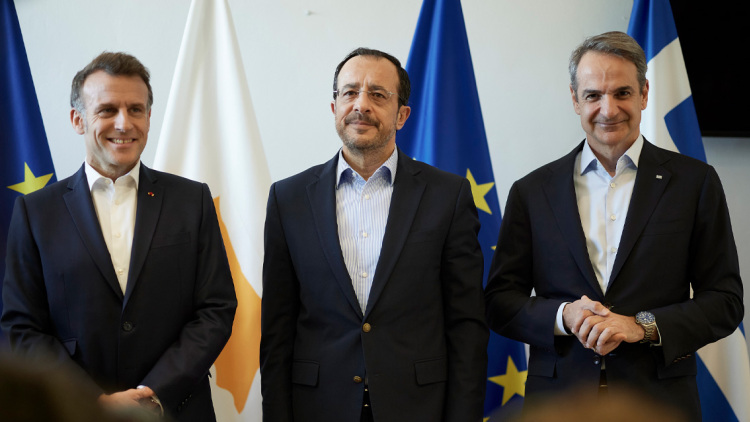 Σε εξέλιξη η τριμερής συνάντηση Μητσοτάκη, Μακρόν και Χριστοδουλίδη στην Κύπρο
