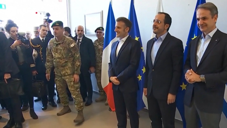 Ξεκινά η τριμερής συνάντηση Μητσοτάκη, Μακρόν και Χριστοδουλίδη στην Κύπρο