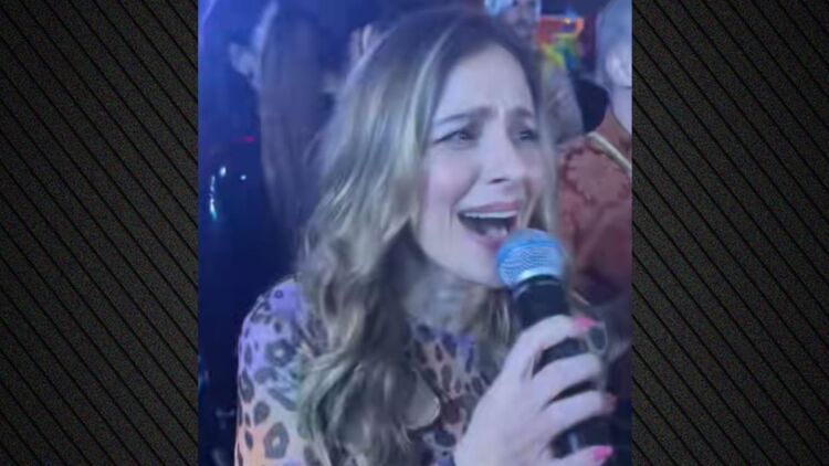 Η Νατάσσα Μποφίλιου τραγούδησε το «Φωτιά με φωτιά» σε πάρτι, δείτε βίντεο