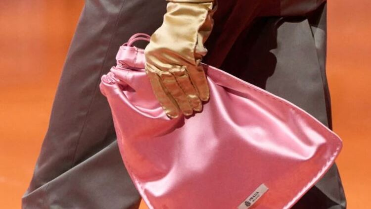 Πώς ένα μικρό πουγκί έγινε η μεγαλύτερη τάση στις τσάντες για την Άνοιξη 2026
