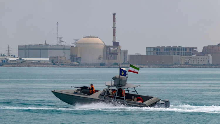 Στενά του Ορμούζ, το θαλάσσιο πέρασμα του τρόμου που αυξάνει ναύλα, ασφάλιστρα και τιμές ενέργειας