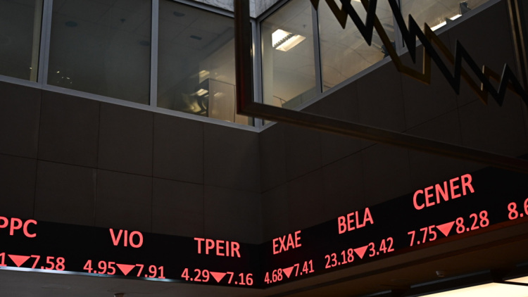 Χρηματιστήριο: Δεύτερη σερί πτώση, αλλά συρρίκνωσε τις αρχικές απώλειες, κράτησε τις 2.100 μονάδες