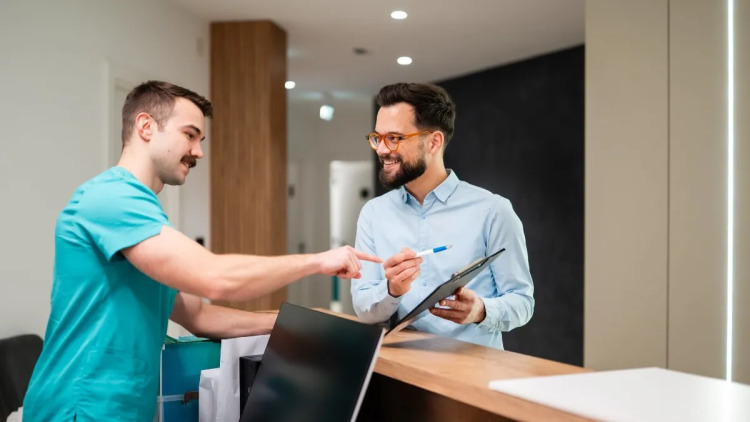 Η ιδιωτική ασφάλιση μειώνει την πίεση στο ΕΣΥ – Πώς θα μειωθούν τα κόστη προς όφελος των ασφαλισμένων