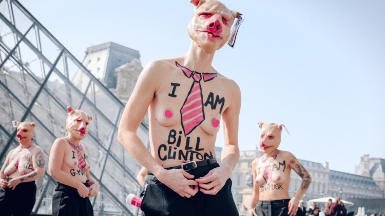 Τολμηρή διαμαρτυρία της Femen για την ασυλία των ισχυρών στους φακέλους Επστάιν: Γυμνόστηθες και με μάσκες χοίρων (βίντεο)