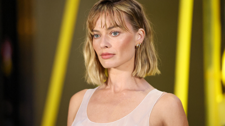 Margot Robbie: Το νέο hair style που εγκαινίασε στην Εβδομάδα Μόδας του Παρισιού
