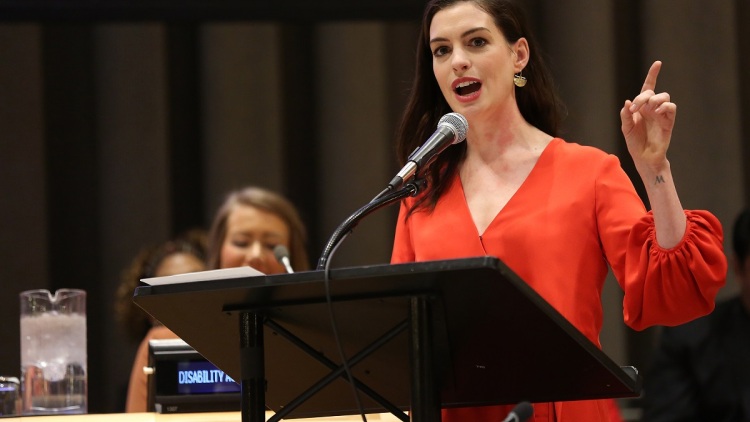 Αν Χάθαγουεϊ: «Γιορτάζουμε την αντίσταση των γυναικών που άνοιξαν τον δρόμο»