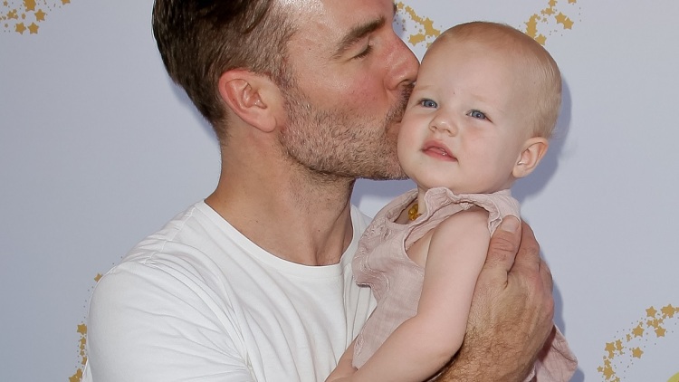 Τζέιμς Βαν Ντερ Μπικ: Η 9χρονη κόρη του ηθοποιού που πέθανε 48 ετών, σε νέο βίντεο - «Του μιλάω κάθε μέρα»