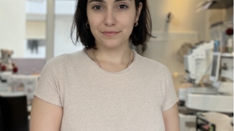 Η Ευθυμία φτιάχνει κατά παραγγελία αναμνηστικά από ρούχα και υφάσματα ανεκτίμητης συναισθηματικής αξίας για εμάς
