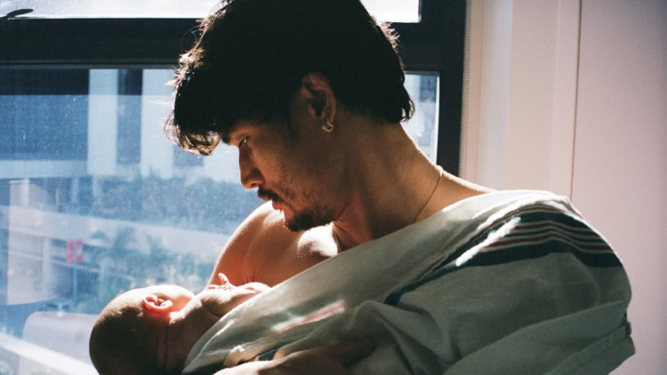 Ο Τσάρλς Μέλτον έγινε πατέρας για πρώτη φορά