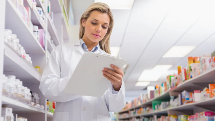 Ελλείψεις φαρμάκων: 3 λόγοι που είναι «άδεια» τα φαρμακεία – Τι πρέπει να γίνει