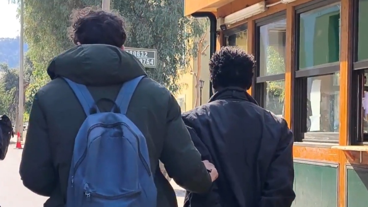 Στην Ευελπίδων ο 48χρονος Σουδανός που απειλούσε να ανατιναχθεί στη ΓΑΔΑ, δείτε βίντεο από τη μεταγωγή του