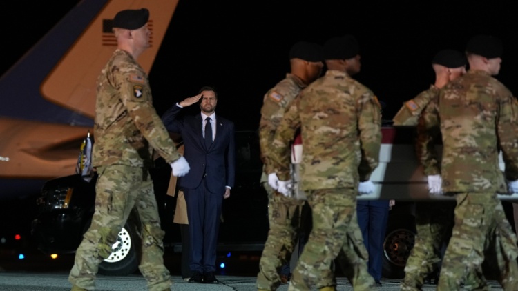 Βανς και Χέγκσεθ στην τελετή επιστροφής του έβδομου Αμερικανού στρατιώτη που σκοτώθηκε στον πόλεμο με το Ιράν, δείτε βίντεο
