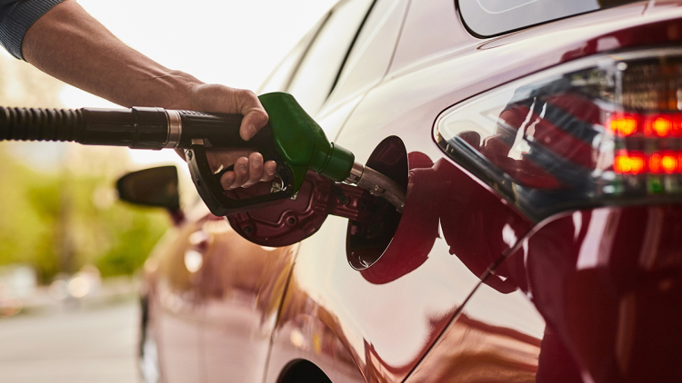 Οι διακυμάνσεις του πετρελαίου στην περιοχή των $100 φέρνουν νωρίτερα τις αποφάσεις για μέτρα σε καύσιμα, πληθωρισμό, παραγωγή και βιομηχανικό ρεύμα