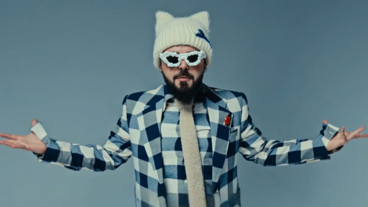 Πανδαιμόνιο με το βιντεοκλίπ του Ακύλα για το Ferto, «σε ευχαριστούμε που δεν ξέχασες ποια χώρα εκπροσωπείς» του γράφουν