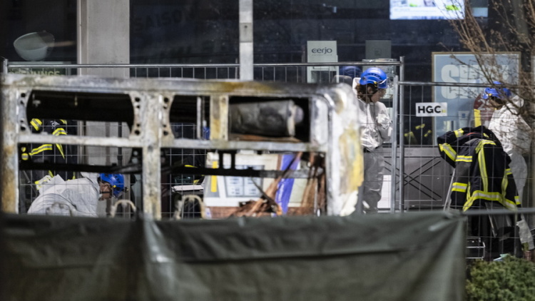 «Έριξε πάνω του βενζίνη και έβαλε φωτιά»: Τι λένε οι ελβετικές Αρχές για τον άνδρα που αυτοπυρπολήθηκε σε λεωφορείο