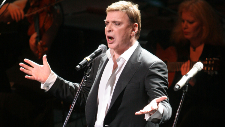 Συγγενείς και φίλοι αποχαιρετούν τον Γιώργο Μαρίνο στο κοιμητήριο Βούλας