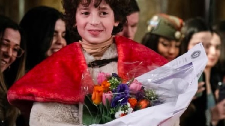 Ο δεκάχρονος σχεδιαστής που έγραψε ιστορία στην Εβδομάδα Μόδας του Παρισιού
