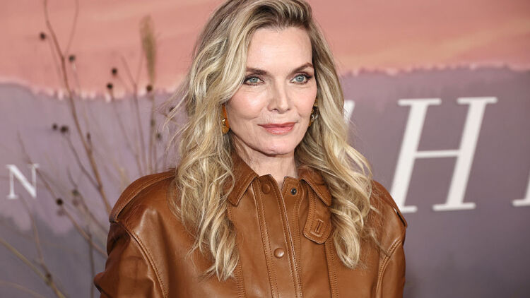 Μισέλ Πφάιφερ: Η σπάνια κοινή εμφάνιση με τον σύζυγό της και οι δηλώσεις για τη θέση της γυναίκας στην τηλεόραση (βίντεο)