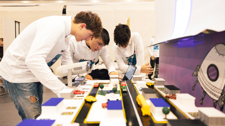 Η ρομποτική βγαίνει από την αίθουσα διδασκαλίας